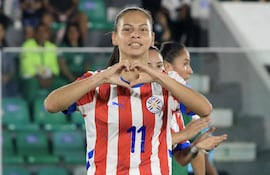 Claudia Martínez Ovando (18 años), talentosa delantera natural de Capitán Bado (Amambay), en el festejo de uno de sus goles anotados contra Bolivia el viernes, en Santa Cruz de la Sierra.