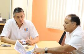 Iván Ojeda, director del INE, se reunió con representantes del Programa de Rehabilitación y Vivienda del Bañado Sur – Barrio Tacumbú para acordar planes en la recoleccion de datos de probabladores.