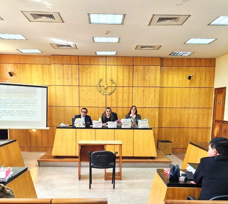 El Tribunal de Sentencia de Paraguarí, integrado por la presidenta, Dra. Fabiola Quintero, y los miembros titulares, los magistrados Rodolfo Vera y Digna Ocampos.