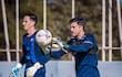 Alexis Martín Arias (der.) y Roberto Junior Fernández Torres, guardametas de Cerro Porteño, durante el entrenamiento de este lunes en el Complejo Internacional del Este.