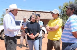 Una de las pocas entrevistas que concedió Luis Lindstron a periodistas en Tacuatí. Sería asesinado poco después.