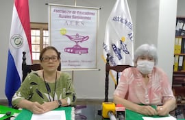 Docentes de la Asociación de Educadores Rurales Sanjuaninos (AERS) valoraron la postergación del tratamiento de la reforma de la Caja Fiscal en el Senado y anunciaron que presentarán propuestas para modificar la edad y los años de aporte para la jubilación.(Decha a uzquerda, Corina Falcon y Gregoria Cardozo)