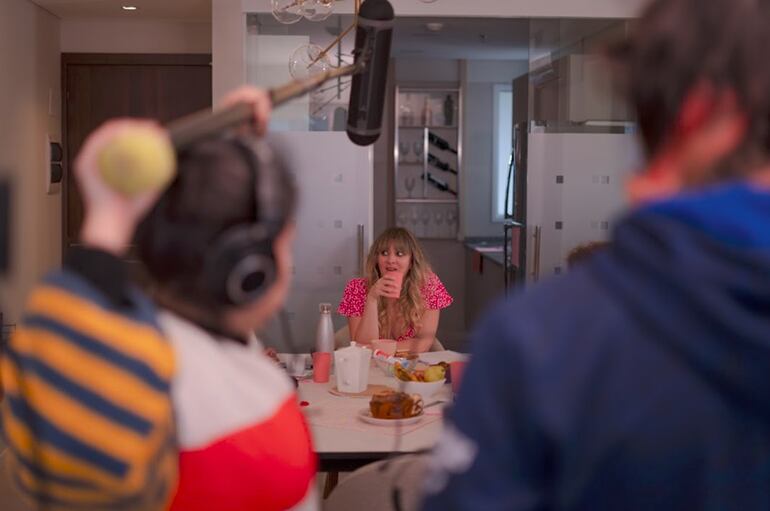 Antonella Zaldívar (centro) en un momento del rodaje de la película, dirigida por Marcos Díaz, que se estrenará este viernes 8 de marzo.