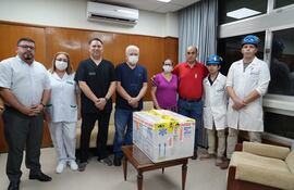 El equipo médico hizo entrega en el Hospital Central del IPS del medicamento Inotuzumab, proveniente de Buenos Aires, a los familiares de la paciente Mirian Luján Anahí Maidana Fretes.