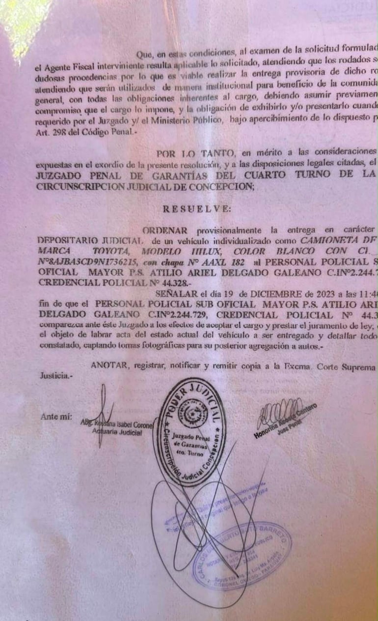 Documento oficial judicial que detalla la entrega de una camioneta Toyota Hilux, con sellos y firmas al pie.