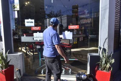 Una persona llega al local de Biggie en la calle Azara de Asunción.