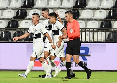 El “Sargento” Mateo Gamarra congratula a Sebastián Quintana por su gol, en una imagen en la que también aparecen Hugo Quintana y el árbitro Aldo Quinóñez, de correcto desempeño.