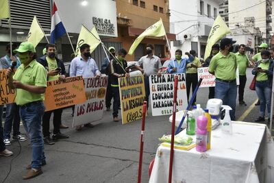 Docentes de la de la Organización de Trabajadores de la Educación Sindicato Nacional (OTEP-SN) se manifestaron este miércoles frente al edificio central del Ministerio de Educación, en el microcentro de Asunción, para exigir mejores condiciones para el regreso presencial a clases.
