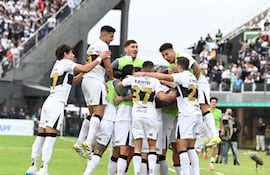 Los jugadores de Olimpia celebran el gol del empate frente a Sportivo Ameliano que les otorgó el título anticipado del torneo Apertura.