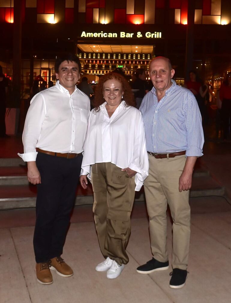 Gustavo Piris y Carolina Lenguaza, gerente general y gerente de Marketing de delSol Shopping & Lifestyle, respectivamente, junto a Alejandro Conti, director de TGI Fridays.