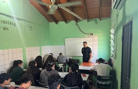 Una de las salas de clase de la Escuela 12 de Junio, donde semanas atrás colapsó el sistema eléctrico