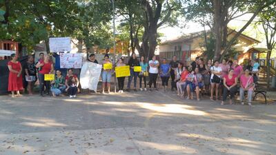 Familias protestaron por el pésimo estado de las aulas del nivel Inicial de la escuela Mauricio José Troche, en Zeballos Cué.