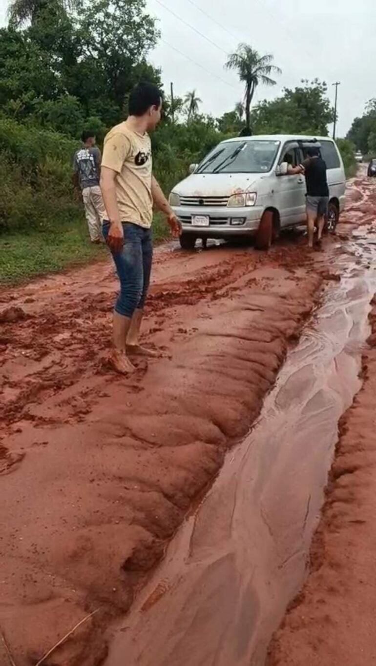 En la compañía Veni Loma, los lugareños piden también cargar con ripio.