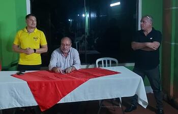 Justo Zacarías (centro) incorporó a sus operadores políticos Elías Bernal (remera amarrilla) y Carlos Florenciañez en cotizados cargos en Itaipú.