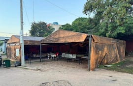 Carpas marrón oscuro en exterior, sin personas visibles, en entorno húmedo y frío, rodeadas de un ambiente urbano.