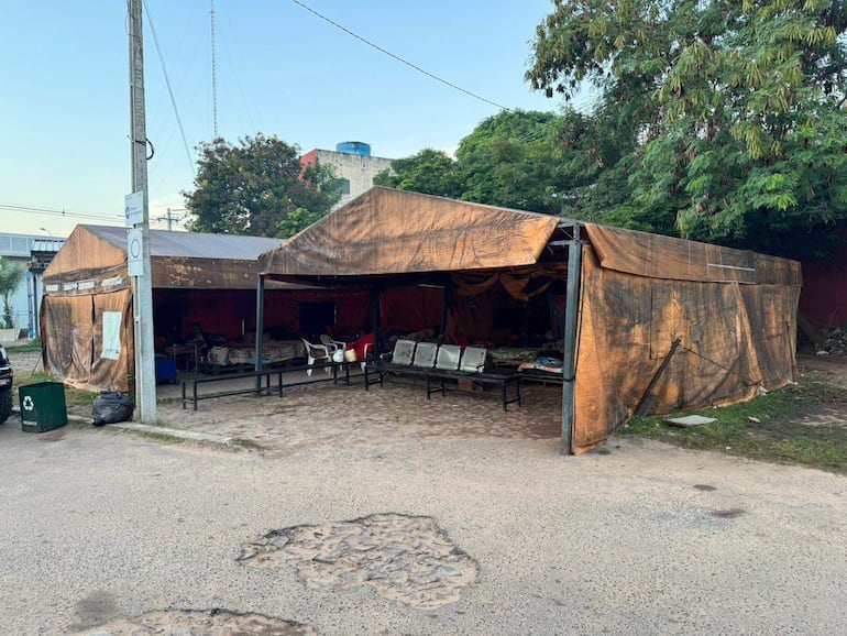 Carpas marrón oscuro en exterior, sin personas visibles, en entorno húmedo y frío, rodeadas de un ambiente urbano.