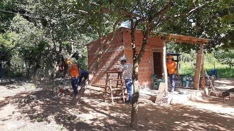 Con trabajo de alumnos de la escuela taller y solidaridad de vecinos construyen casa a afectado por temporal en San Pedro