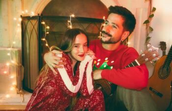 Los cantantes Camilo y su esposa Evaluna, quienes lanzaron 'Navidad en cada esquina', una canción "alegre y conmovedora" que fusiona ritmos de salsa y calidez latina y mezcla las formas de vivir esta temporada en Estados Unidos y Latinoamérica.