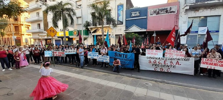 Miembros del Frente Sindical y Social, frente al Ministerio del Trabajo.