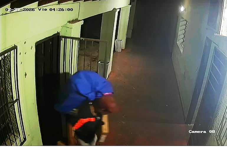  El maleante sale de la dirección con  las cinco  computadoras, al hombor y los otros artículos, que luego fueron recuperados por los uniformados.