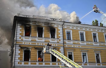 Bomberos combaten un incendio causado por un bombardeo ruso en Kiev.