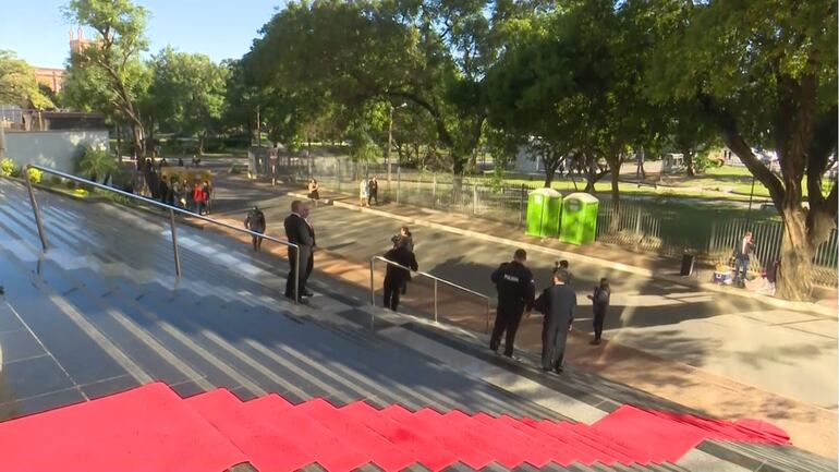 Alfombra roja instalada en el Congreso para la llegada de Bachi Núñez.