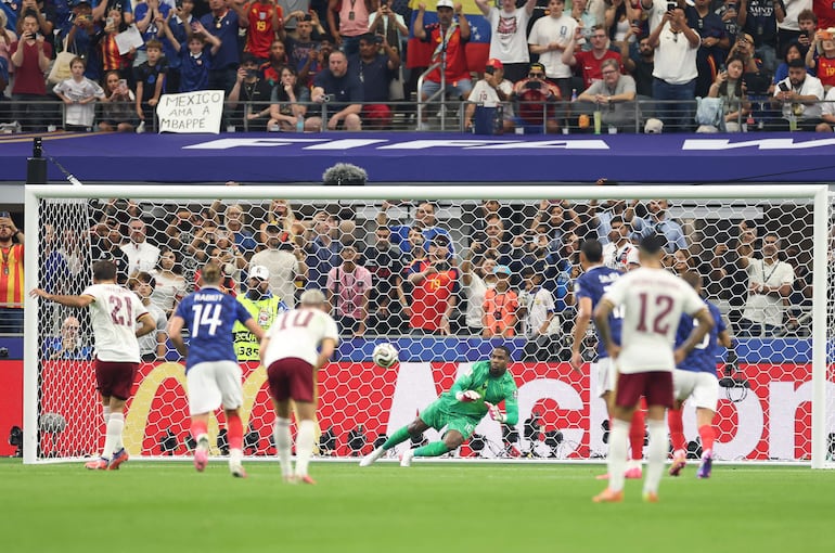  Mikel Oyarzabal cruza el remate para el primer gol de españa; Mike Maignan se estira, pero no llega al balón.
