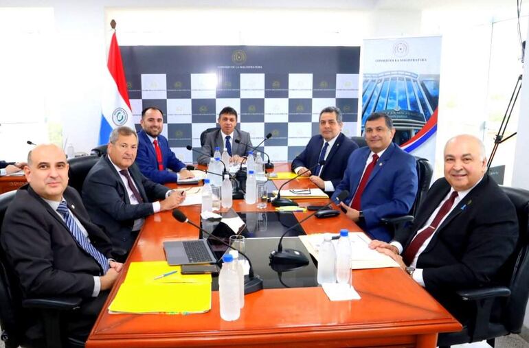 Los consejeros César Ruffinelli, Eugenio Jiménez, Jorge Bogarín Alfonso, Oscar Paciello, Alfredo Enrique Kronawetter, Edgar Olmedo y Gustavo Miranda, sesionan en el nuevo local del Consejo  de la Magistratura.  