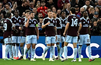El Aston Villa festeja una tremenda goleada sobre el Fenerbahce por Champions League.