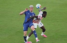Folarin Balogun #20 de Estados Unidos comete una falta sobre Tarik Muharemovic #4 de Bosnia y Herzegovina, jugada que posteriormente es revisada por el VAR y sancionada con tarjeta roja durante el partido de dieciseisavos de final de la Copa Mundial de la FIFA 2026 entre Estados Unidos y Bosnia y Herzegovina en el Estadio de la Bahía de San Francisco el 1 de julio de 2026 en Santa Clara, California.