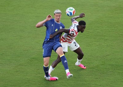 Folarin Balogun #20 de Estados Unidos comete una falta sobre Tarik Muharemovic #4 de Bosnia y Herzegovina, jugada que posteriormente es revisada por el VAR y sancionada con tarjeta roja durante el partido de dieciseisavos de final de la Copa Mundial de la FIFA 2026 entre Estados Unidos y Bosnia y Herzegovina en el Estadio de la Bahía de San Francisco el 1 de julio de 2026 en Santa Clara, California.