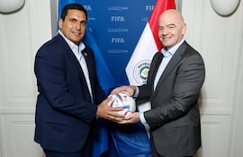 El presidente de la Asociación Paraguaya de Fútbol, Robert Harrison y el titular de la FIFA, Gianni Infantino.