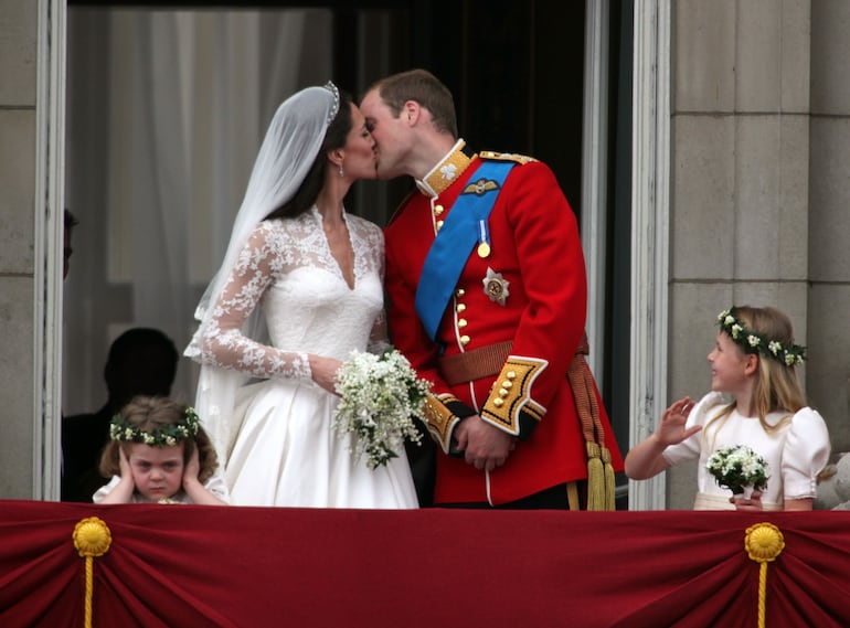 Kate Middleton y William de Inglaterra dándose un romántico beso en el balcón del Palacio de Buckingham. (Gentileza ¡Hola! TV)