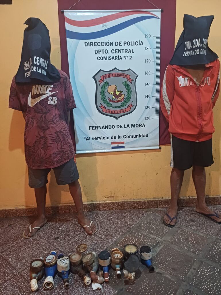 Dos personas fueron aprehendidas por hurto de medidores en Fernando de la Mora.