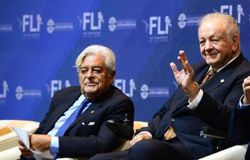El expresidente de Uruguay, Luis Lacalle Herrera (i) y el exmandatario de Paraguay, Juan Carlos Wasmosy (d) participan en un evento del Foro Latinoamericano de las Ideas, en el Salón Teatro de la Conmebol en Asunción (Paraguay). Asunción acoge este martes el Foro Latinoaméricano de las Ideas (FLI), que ha convocado a expresidentes de la región y es organizado por la Misión Presidencial Latinoamericana. (EFE)