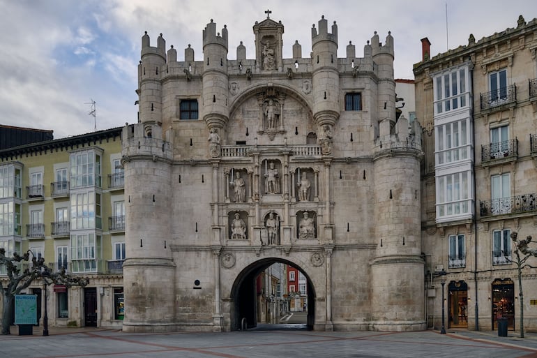 Arco de Santa María, la histórica puerta fortificada de acceso a la ciudad de Burgos, España.