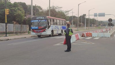 Un bus circula con dirección a Asunción en el punto donde ocurrió el accidente con seis fallecidos el 1 de septiembre.
