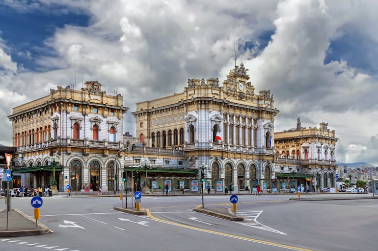 Edificio de la estación de tren de Génova Brignole, Génova, Italia.