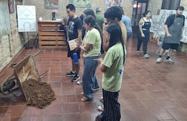 Visitantes recorren una muestra artística que conmemora los 50 años de la represión durante la dictadura en Misiones, en el marco de la exposición “Relatos III: La Pascua Dolorosa - Gritos de Justicia”.