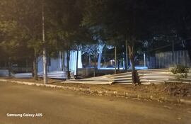 Vecinos derriban vallado de la plaza Naciones Unidas