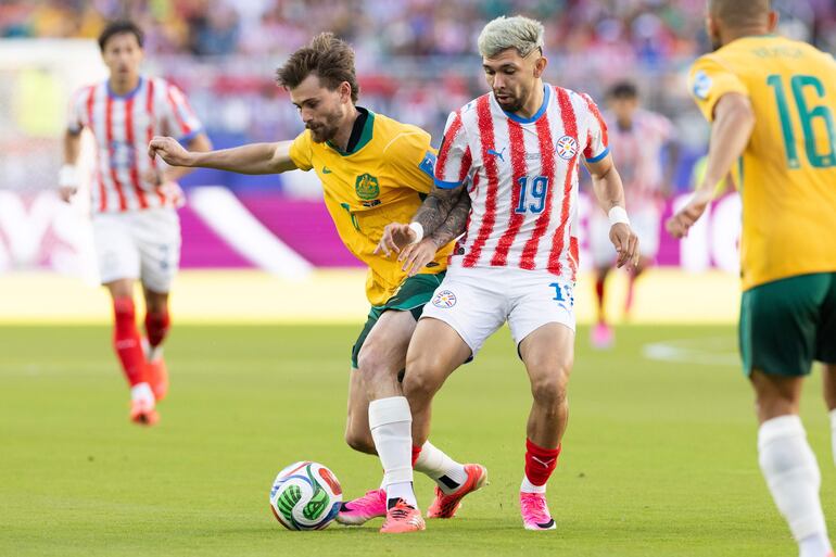 Conor Metcalfe de Australia y Julio Enciso (dcha.) de Paraguay en acción durante el partido de la fase de grupos de la Copa Mundial de la FIFA 2026 entre Paraguay y Australia, en Santa Clara, California, EE. UU.