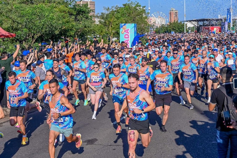 Octava edición de la Mega Running y 25 aniversario de Punto Farma. Carrera de 5k en la Costanera de Asuncion