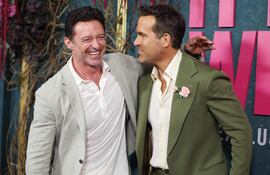 El actor canadiense-estadounidense Ryan Reynolds (derecha) y el actor australiano Hugh Jackman son grandes amigos.