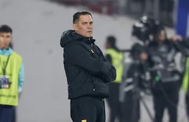 El entrenador de Guaraní, Víctor Bernay, reacciona durante un partido de la eliminatoria para octavos de final de la Copa Sudamericana entre Universidad de Chile y Guaraní en el estadio Julio Martínez Prádanos en Santiago (Chile).