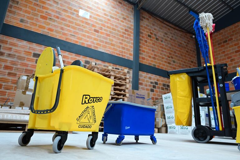 Además de químicos industriales, Clean Tec incorpora herramientas especializadas para una solución integral de limpieza.