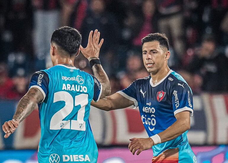 Blas Riveros (d) festeja un gol con Sergio Araújo, con la indumentaria “atardecer azulgrana”.