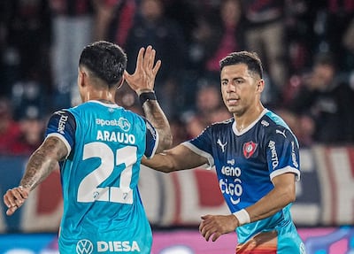 Blas Riveros (d) festeja un gol con Sergio Araújo, con la indumentaria “atardecer azulgrana”.