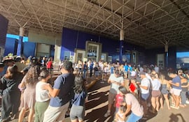 Ayer a las 18:00, muchos paraguayos esperaban en la fila para realizar el trámite migratorio.