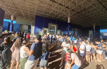 Ayer a las 18:00, muchos paraguayos esperaban en la fila para realizar el trámite migratorio.