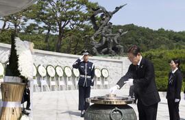Lee Jae-myung, presidente de Corea del Sur, durante un acto conmemorativo en el cementerio nacional de Seúl.